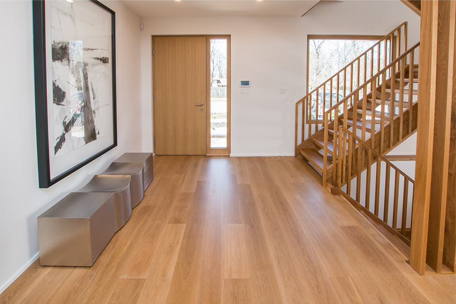  A hardwood flooring installation or hardwood floor refinishing project in London Ontario. Dark hardwood flooring and grey-brown hardwood island in a modern kitchen.